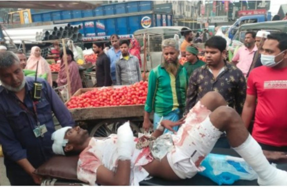 The BNP leader has been injured by the Chhatra Dal leader with the post of chairman of the mosque committee in Rupganj