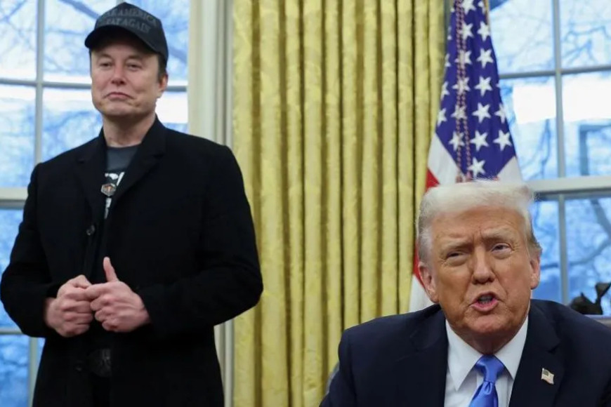 Trump closes buyout programme to new resignations as judge lifts hold