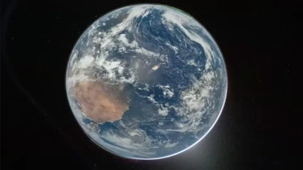 Artemis II Astronauts Send Stunning Image of Earth from Space