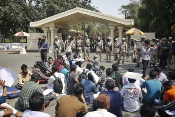 Injured July uprising protesters stage sit-in before Chief Adviser’s Office